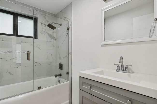 Foto del edificio - 8020 Crespi Blvd