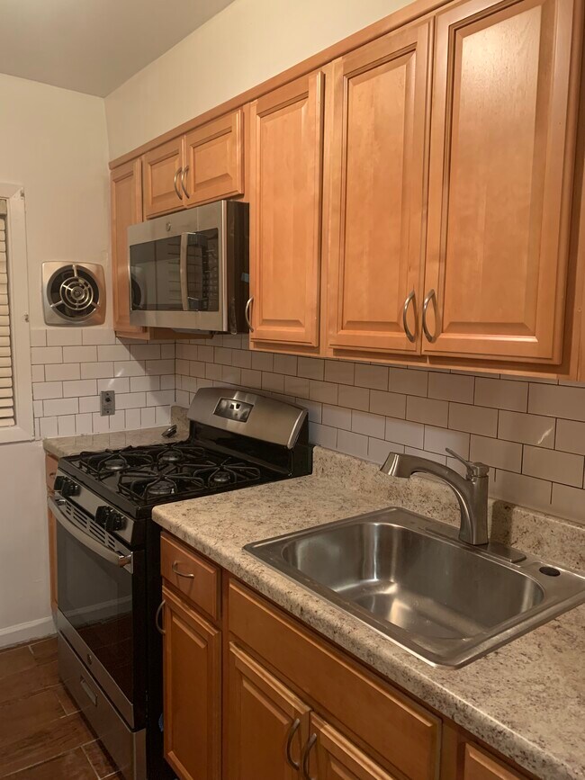 Building Photo - 875 E 94th St