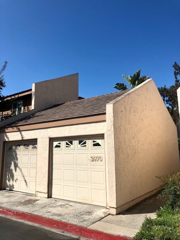 Foto principal - Spacious 4-Bed Townhome in the Heart of Cl...