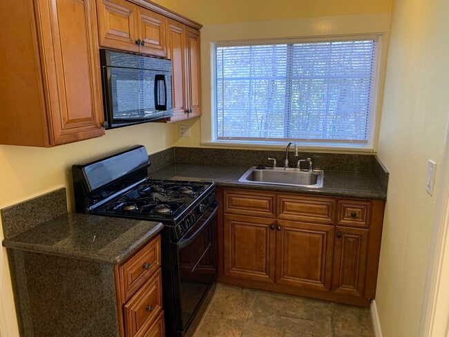 kitchen - 553 Lincoln Ave