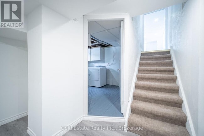 Building Photo - 10 Monroe St