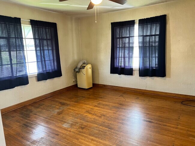 Living Room - 2904 Virginia Ave