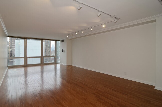Building Photo - 21 W Goethe St