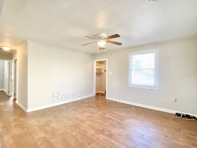 Building Photo - 323 Roane Dr
