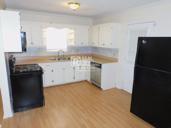 Foto del edificio - *Move in Special* Spacious 3BR/3.5BA with ...