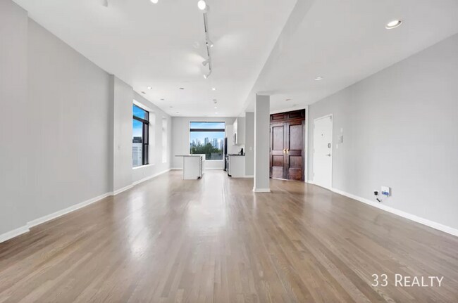 Foto del edificio - Renovated 4 Large bedroom and 2 bath Apart...