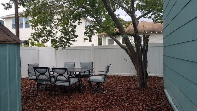 Patio trasero / Cercas Reae - 2115 W Cass St