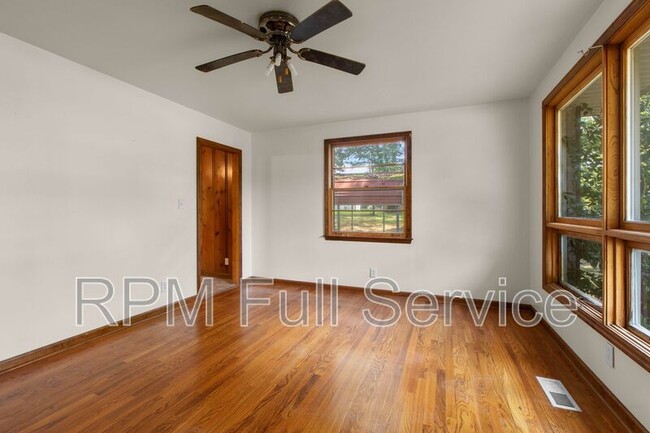 Building Photo - 570 Carol Dr