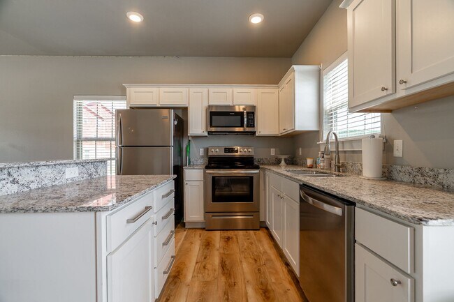 Foto del edificio - Updated 3-bedroom 2.5 bath Townhome in Fay...
