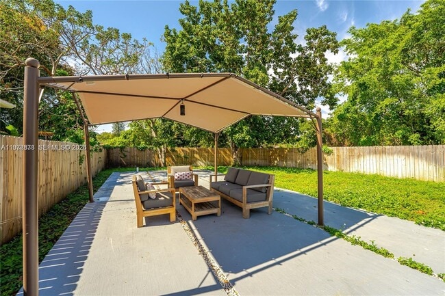 Building Photo - 11080 Peachtree Dr