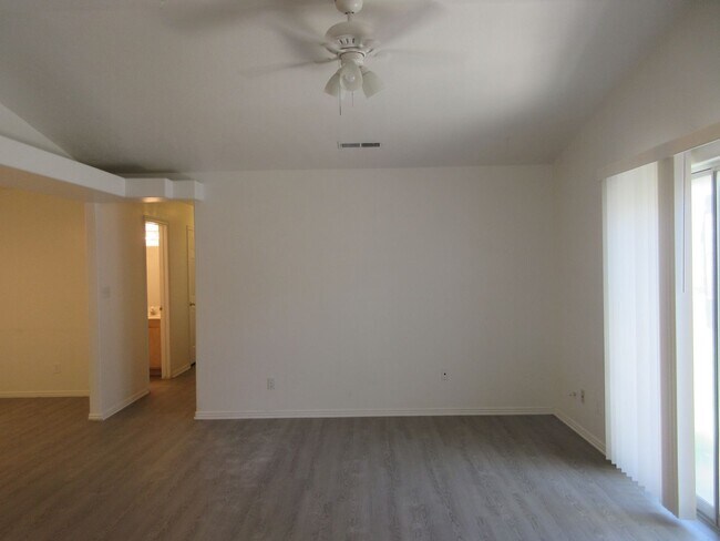 Foto del edificio - **Move-In Bonus!** 3 bed, 2 bath Twin Home