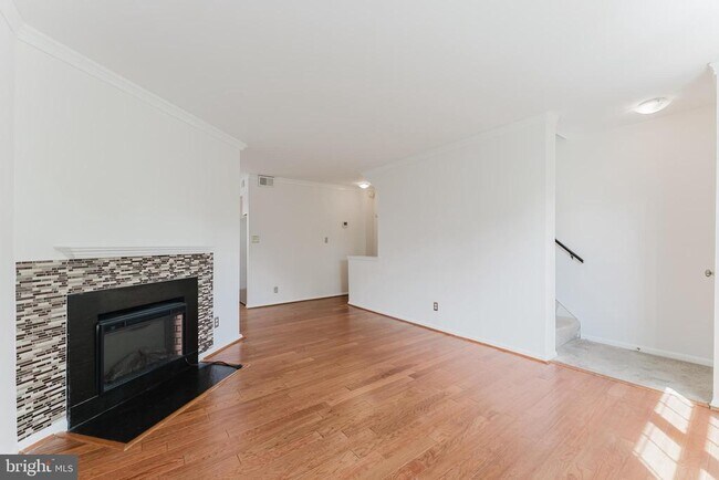 Building Photo - 2725 S Walter Reed Dr