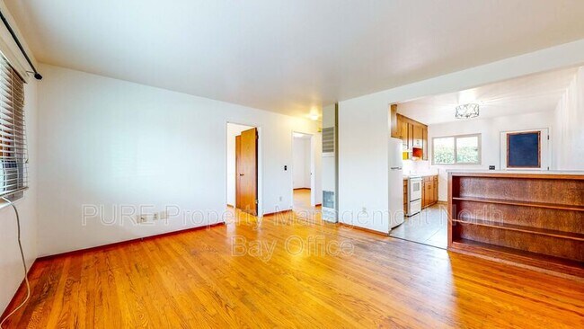 Building Photo - 1104 Hart Ln