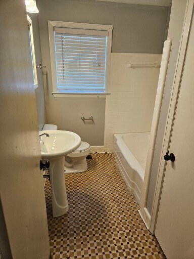 Baño del pasillo - 2403 13th Pl