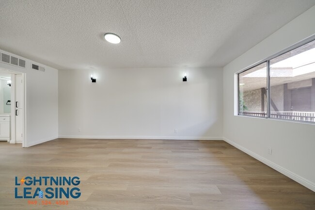 Building Photo - 14632 Magnolia-204D