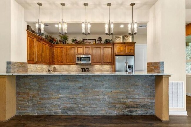 Foto del edificio - 9811 Laurel Lake Dr