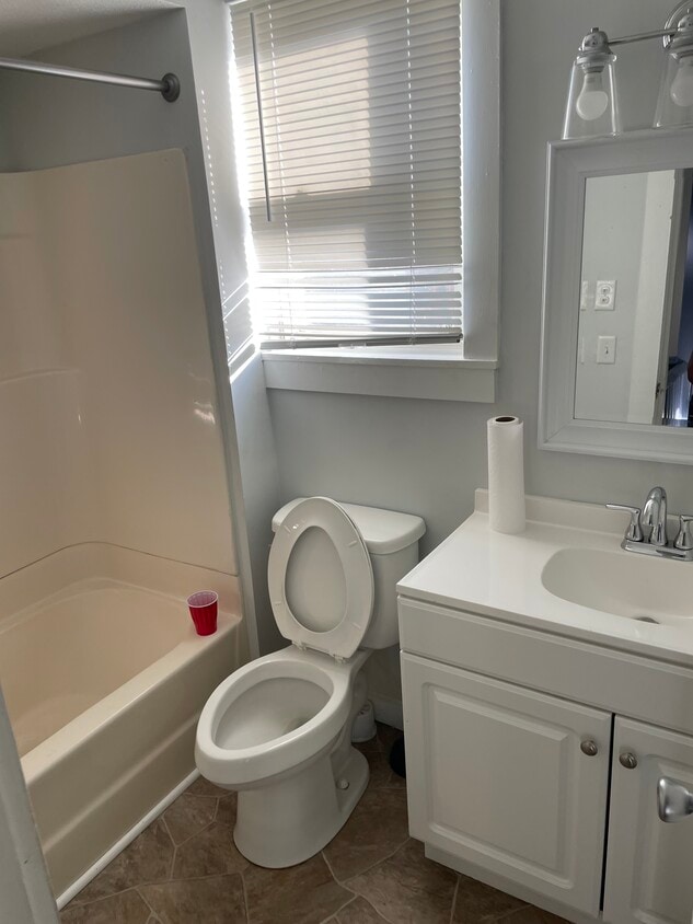 Foto principal - 145 E Walnut St