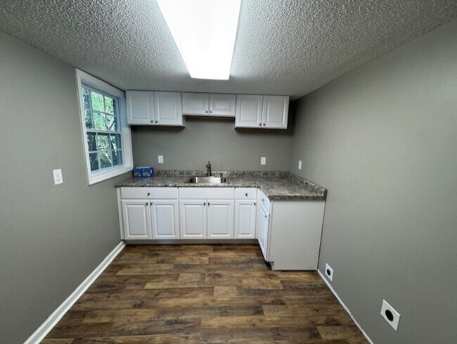 Foto del edificio - 1904 Lyle Dr