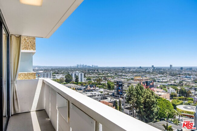 Foto del edificio - 8787 Shoreham Dr