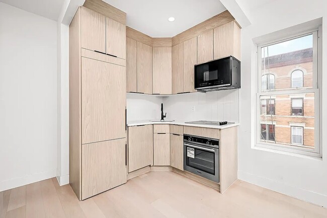 Building Photo - 426 15th St