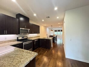 Building Photo - 905 N Primrose Ln