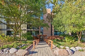 Building Photo - 6000 Oakwood Dr
