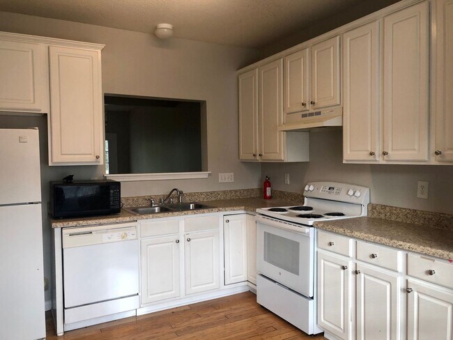 Foto del edificio - Spacious 3 Bedroom 2.5 Bath Townhome Located Off of Pisgah Church Road!-Available 8/7/26