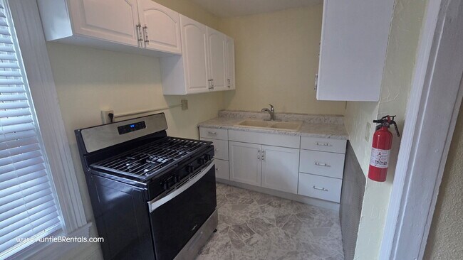 Building Photo - 3 bed with office, upper level Duplex pets...