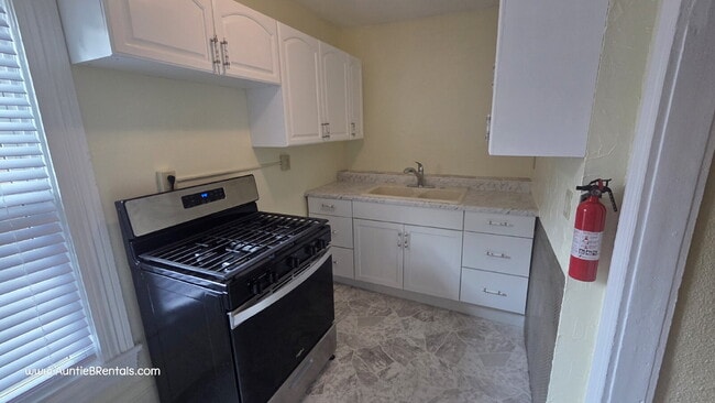 Building Photo - Freshly painted 4 bed Duplex in South Minn...
