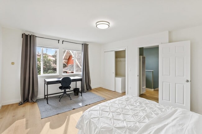 Building Photo - #778 Queen room in Oakland 3-bed / 1.0-ba