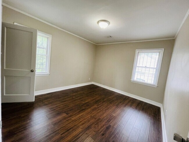 Foto del edificio - Charming & Fully Refreshed 2BR/1BA Near the University District – Move-In Ready!