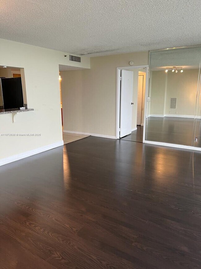 Building Photo - 7601 E Treasure Dr