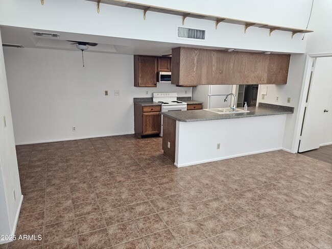 Building Photo - 633 W Southern Ave