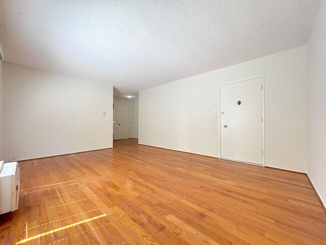 Foto del edificio - 1020 N Edinburgh Ave