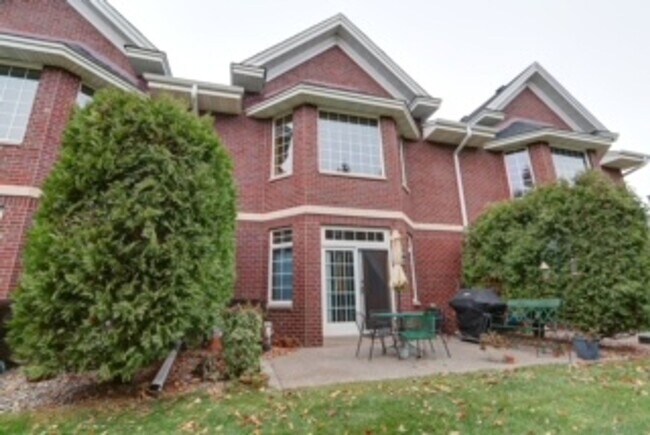 Building Photo - Updated town home in Dancing Water Communi...