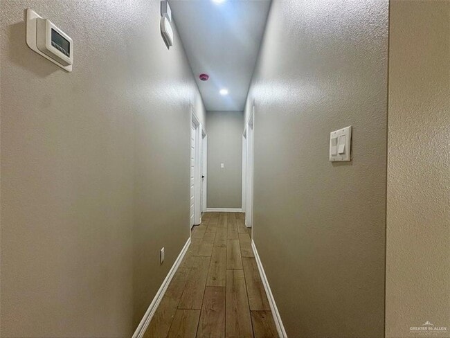 Building Photo - 913 E 13th St