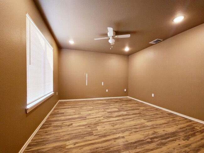 Building Photo - $500 MOVE-IN SPECIAL: Great 3/2/1 in North...