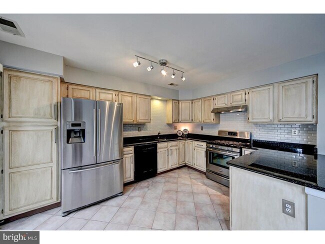 Foto del edificio - 406 Pebble Creek Ct
