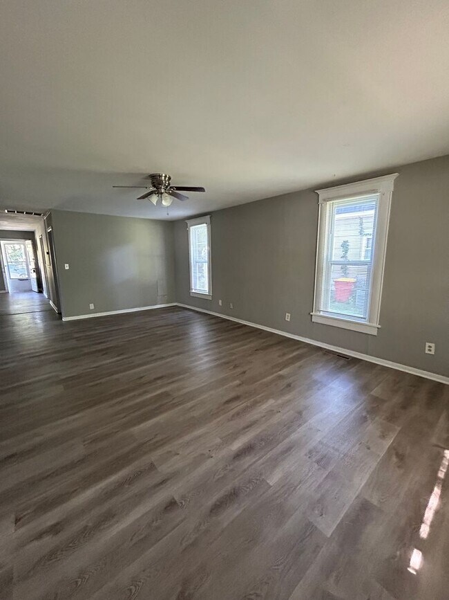 Foto del edificio - Very Nice 3BR / 1 1/2BA House on Large Cor...