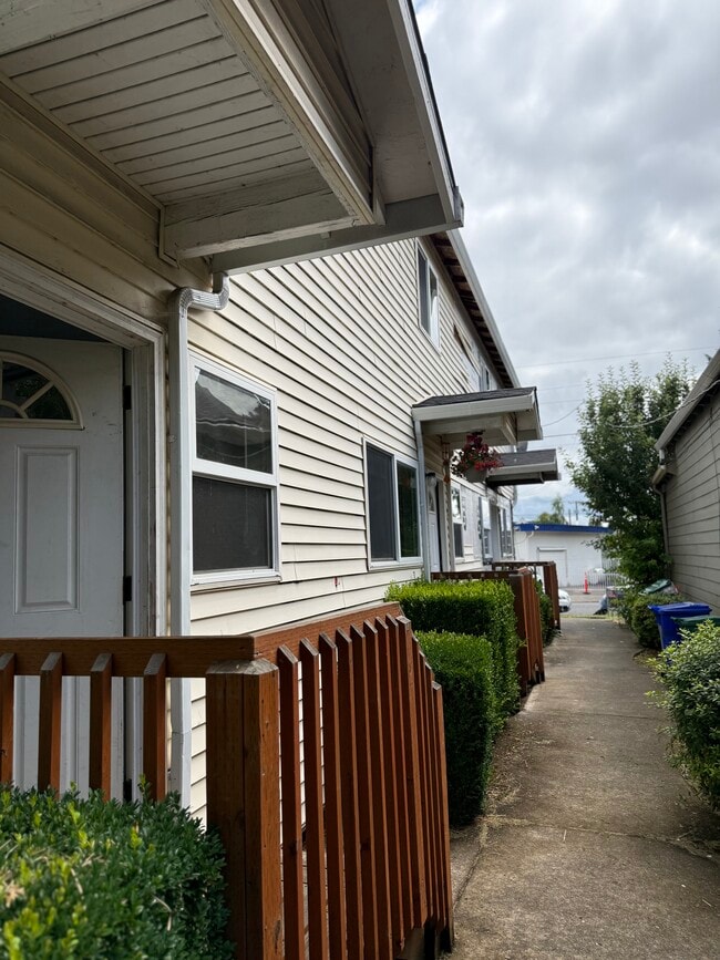 Building Photo - 5623 SE 84th Ave