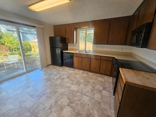 Building Photo - Spacious 1 Bedroom House!