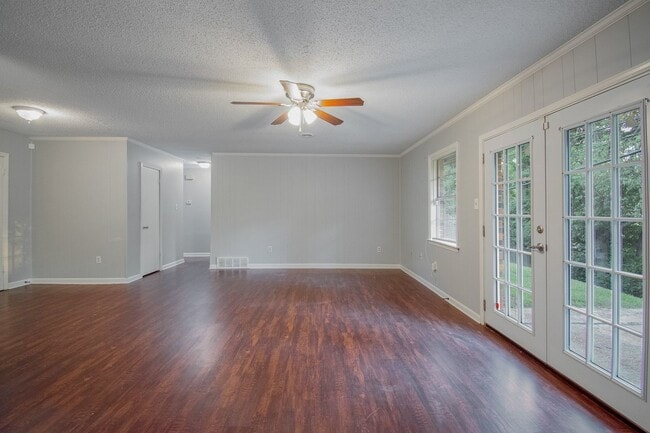 Building Photo - Newly Renovated 4 Bedroom 2 Bathroom Home ...