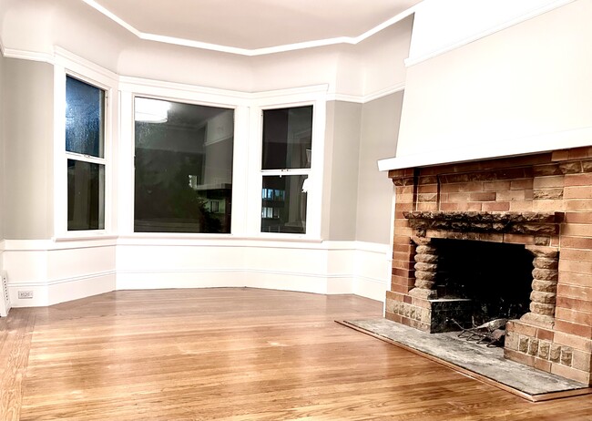 Living room with bay window - 645 San Jose Ave