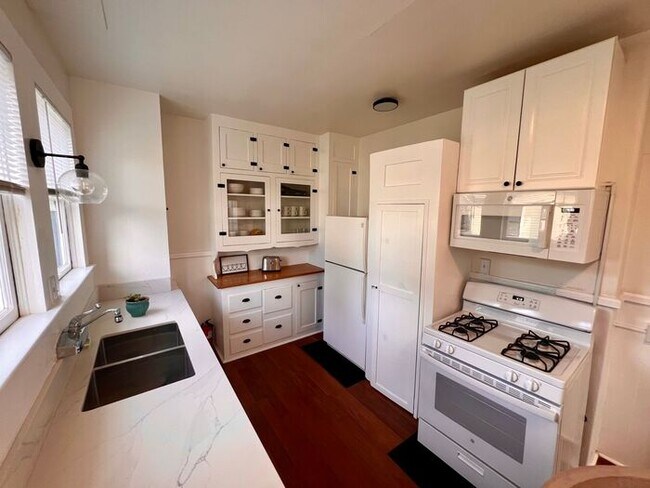 Building Photo - Charming 2 bedroom 1 bathroom unit one blo...