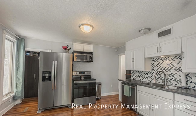 Building Photo - 807 W 13th St