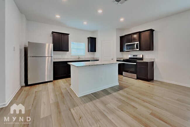 Foto del edificio - 6112 Underwood Way