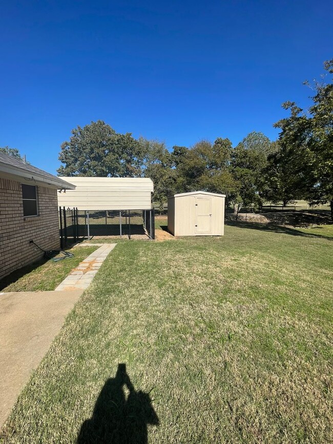 Building Photo - Four Bedroom Brick House for Rent