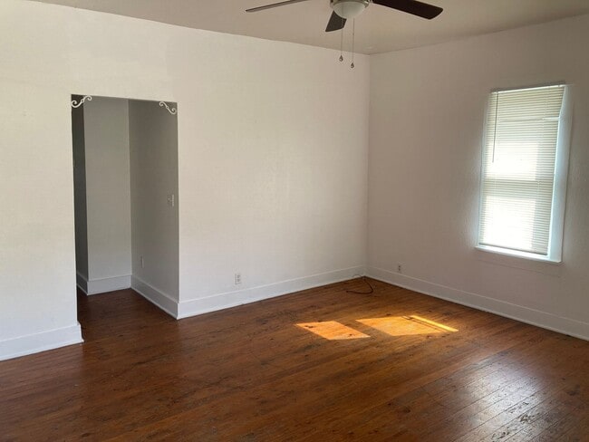 Building Photo - Walking Distance from Campus and Downtown ...