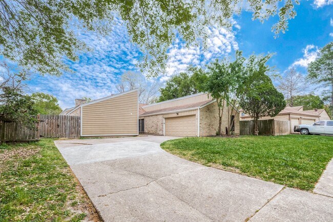 Foto del edificio - 15910 Tumbling Rapids Dr