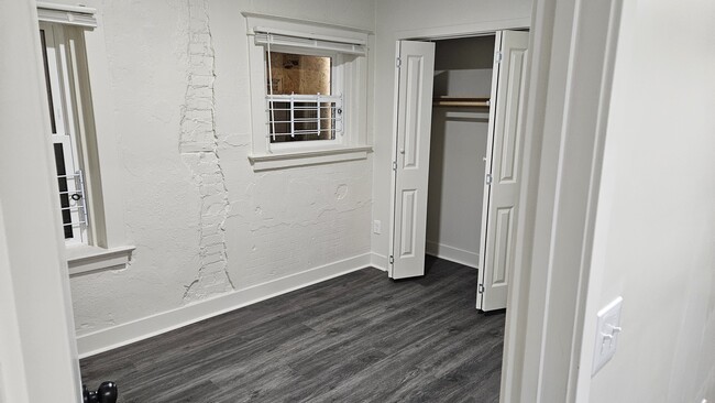 Building Photo - 2333 Lister Ave